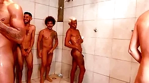 Partida de futebol acaba numa suruba ungenerous chuveiro e vestiario.
