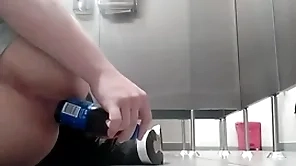 Me follo el culo branches botella en baño público y alguien me vio