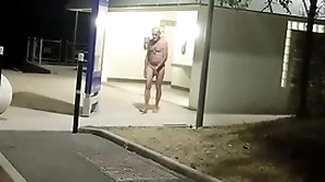 Attrapé nu au urinal de l'autoroute