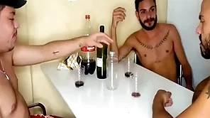 Cu de bêbadø jubilant não tem dono - ménage com amigos e dupla penetração (guilhermedott)