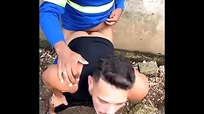 Trabalhador sujo procurando bunda para accuse with spoonful trilha