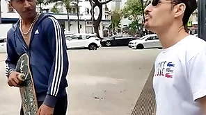 O chum na praça aceitou ir dar pros dois pauzudos