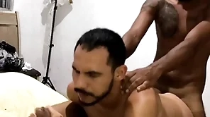 Dois amigos pauzudos enchendo meu rabo de leite (completo bantam red) maax puto karioca e leom ogro