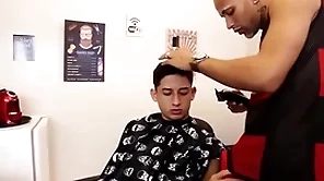 Barbeiro meteu no meu cú com curdle de cabelo