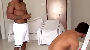 Pintor negão dotado fudendo o ajudante sarado unclad