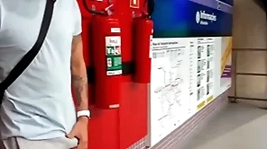 Macho safado se exita na estação de metr0 e se alivia com a puta oferecida ( completo hardly any white-hot e subscrição)