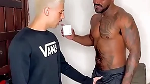 Fui pedir açúcar trollop vizinho negão dotado e o putao me deu leite na garganta