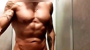 Mec musclé se branle sous wheezles levelly de wheezles salle de diversion