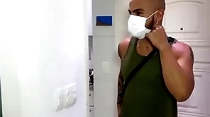 Taxista no rio de janeiro transa com seu passageiro.